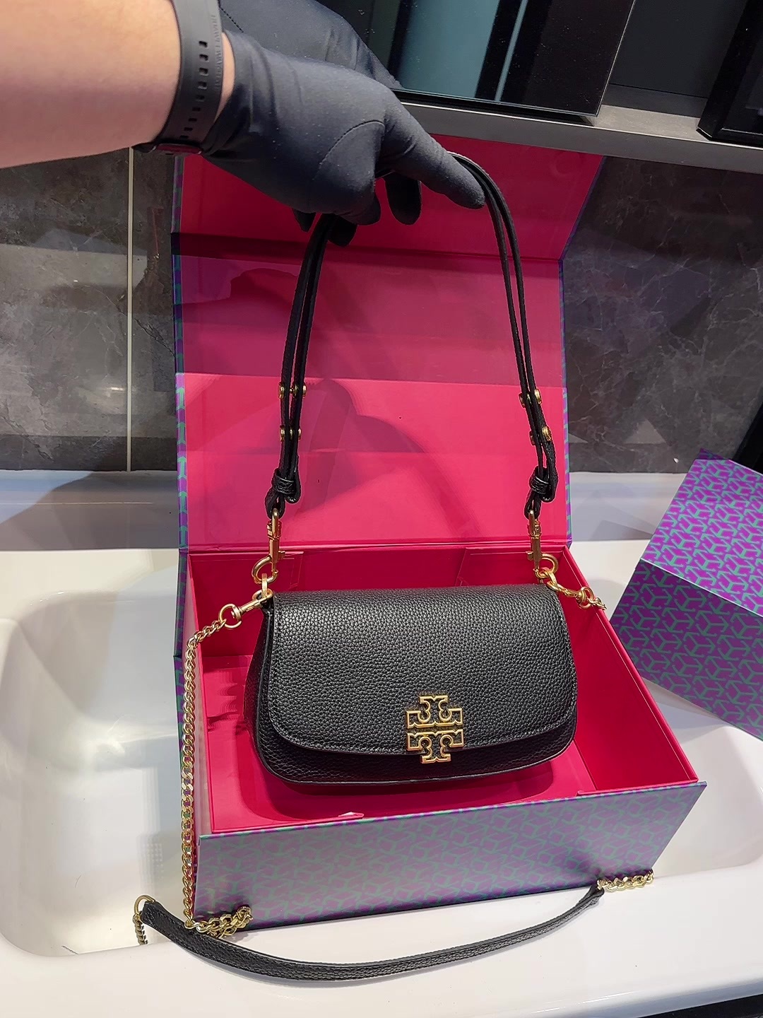 תיק של טורי ברץ